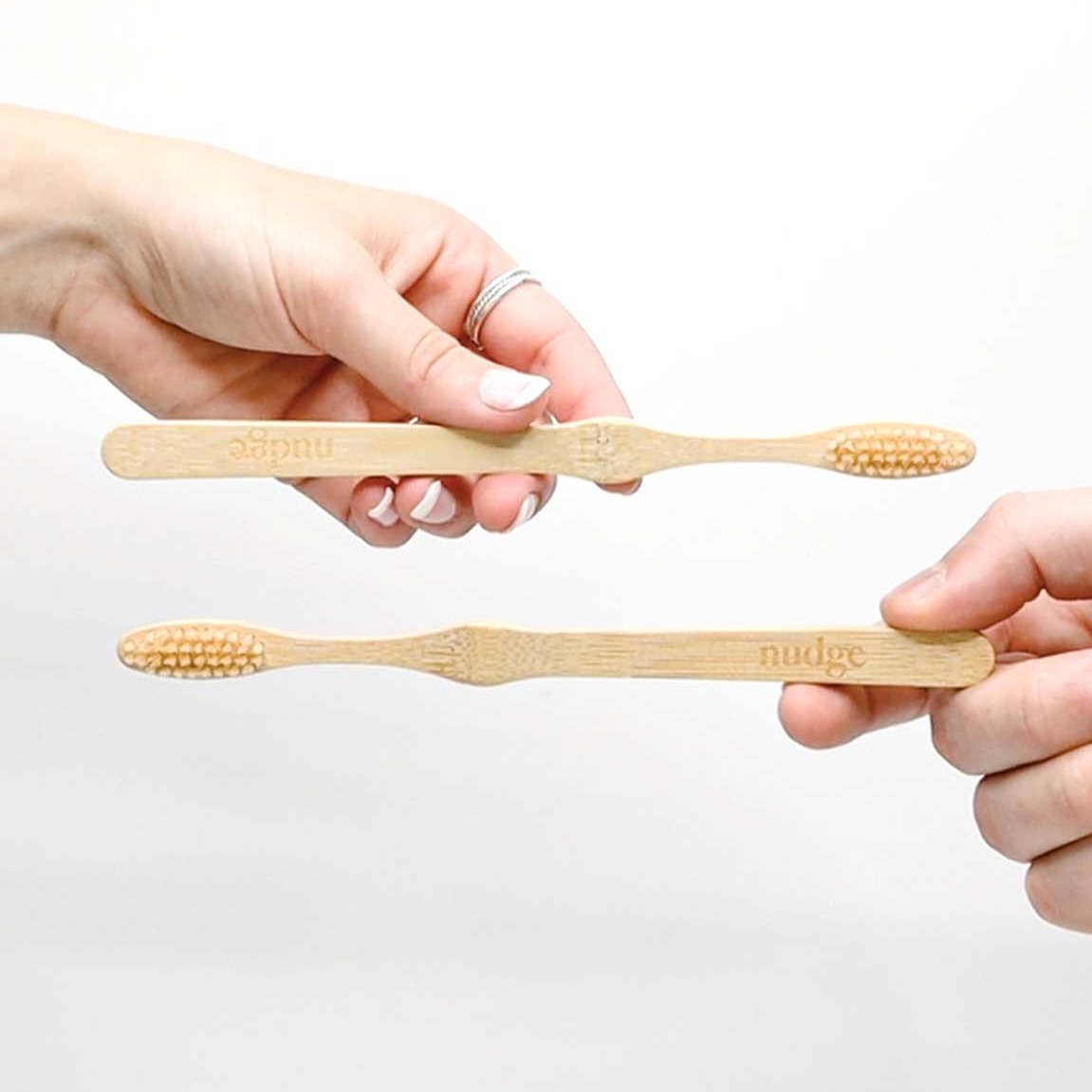 Brosses à dents en bambou durables Nudge à poils souples – Lot de 2