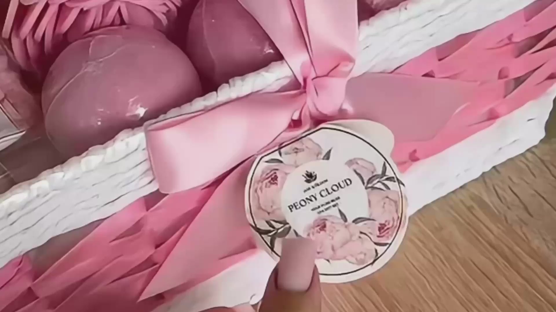 Charger la vidéo : Coffret cadeau spa Nuage de pivoine pour femme – 13 pièces